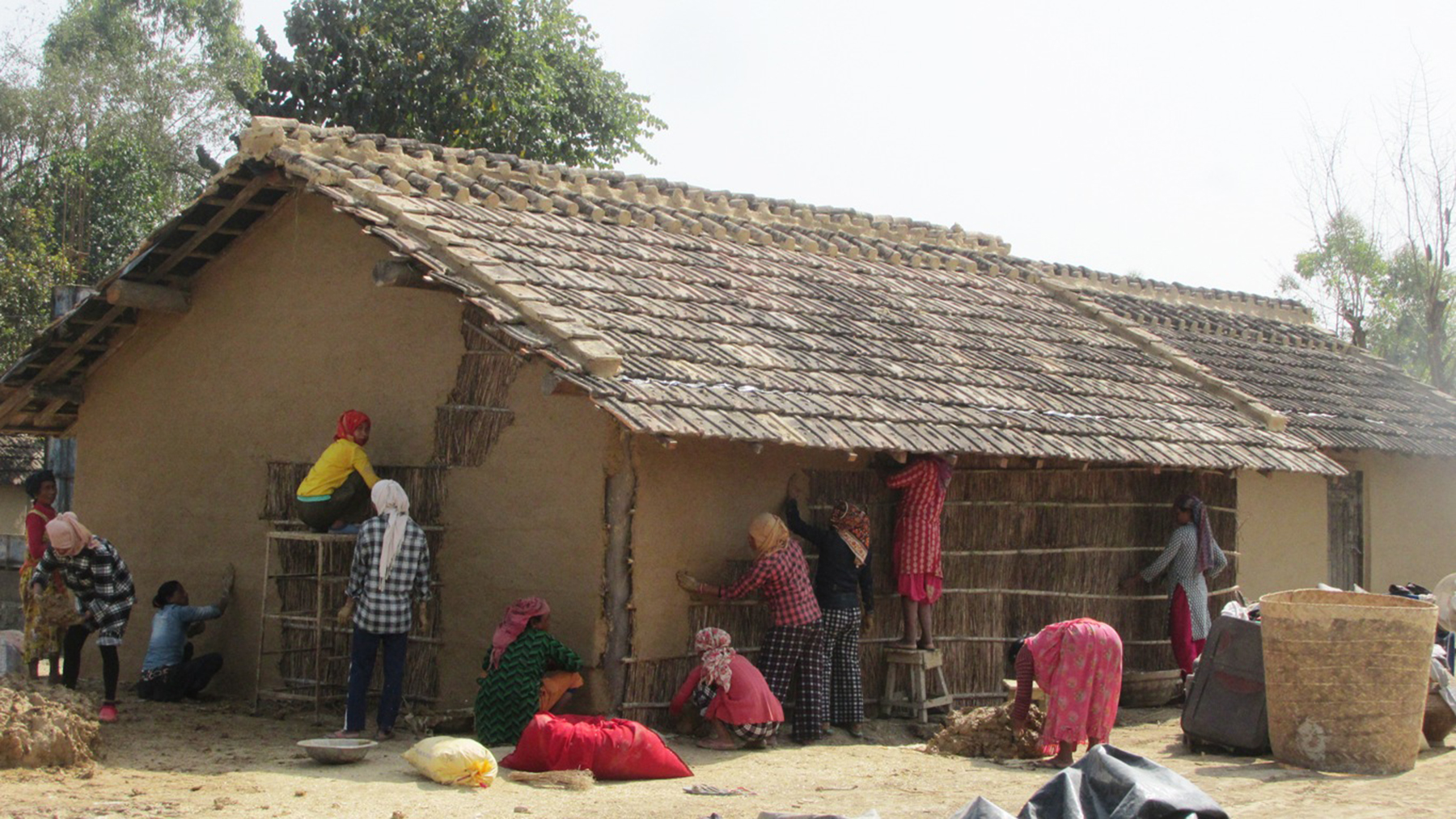 परम्परागत घर लिपपोत गर्दै महिला